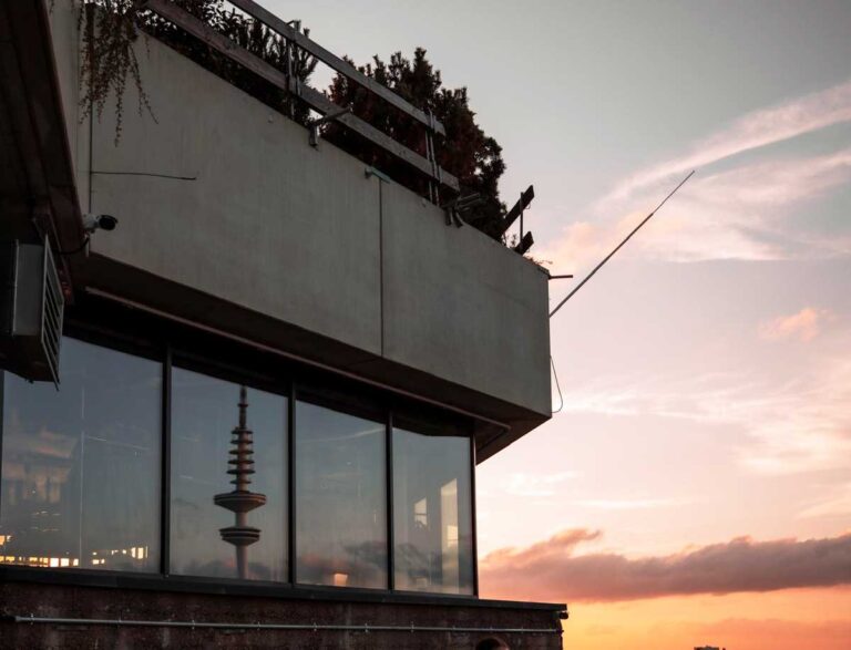 Flakbunker-Feldbunker-Feldstrasse-Dachgarten-Sonnenuntergang-Die-Roten-Doppeldecker